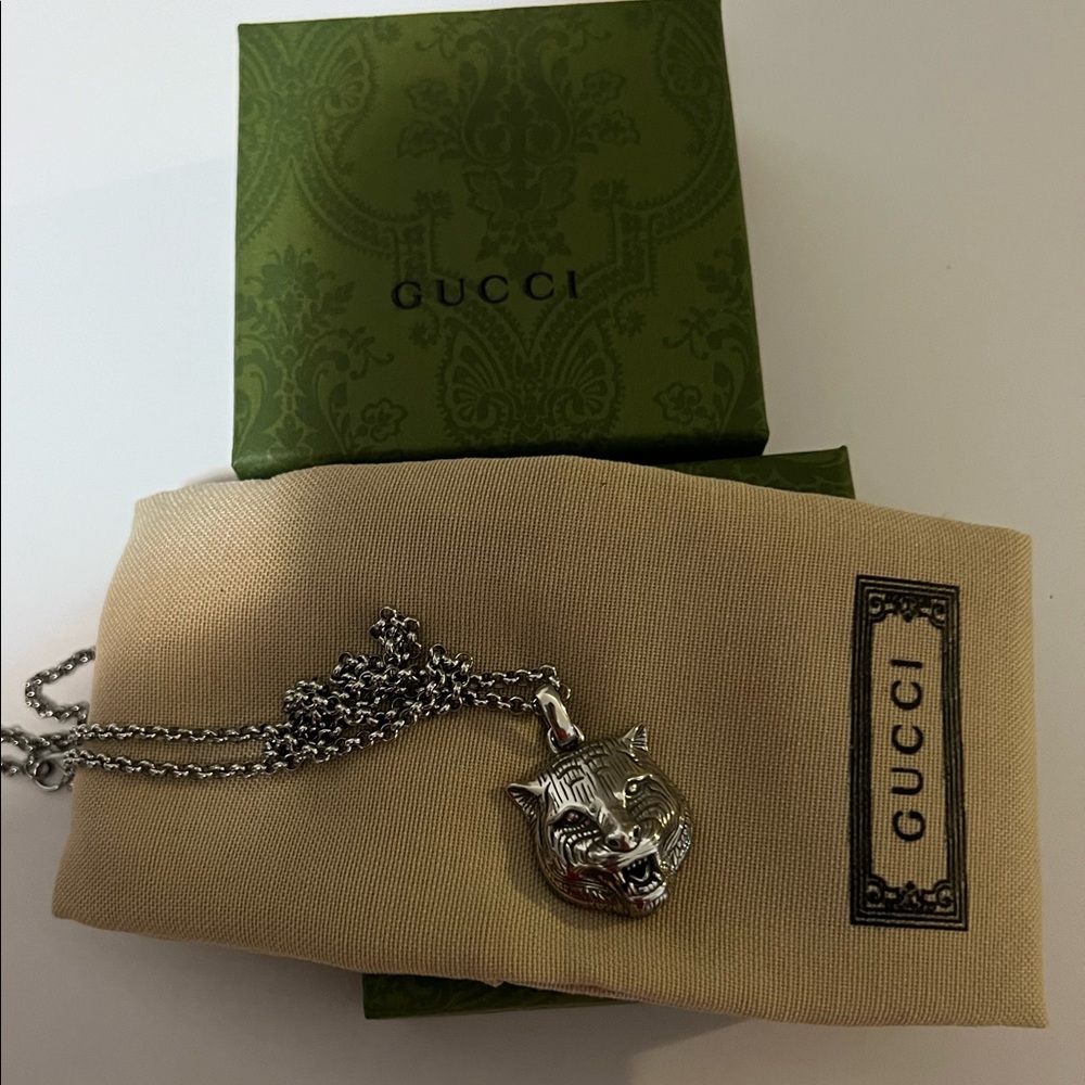 Men’s Gucci chain